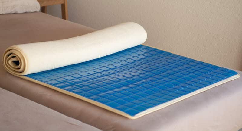 Kühlmatte fürs Bett ohne Strom auf Matratze für angenehm kühlen Schlaf