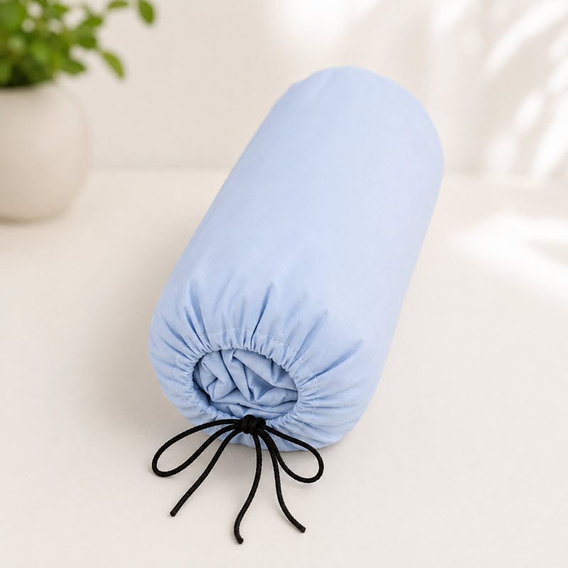 Aufbewahrungshuellejpeg | kühlmatte.ch Rolled light-blue fabric item secured with black drawstrings on a white surface (pillow or bag).