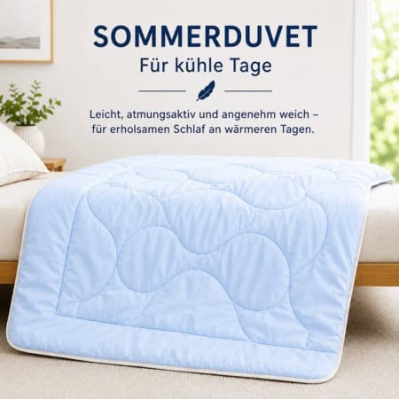 sommerduvet-produktbild-quadratisch_800jpg | kühlmatte.ch Light blue quilted duvet draped over a bed in a bright bedroom; wall reads SOMMERDUVET Für kühle Tage.