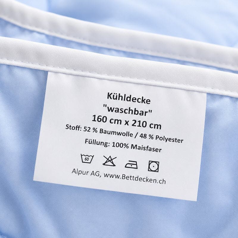 waescheetikette-sommerdecke-maisfaser_800jpg | kühlmatte.ch Care label on a light blue duvet cover showing washing instructions and size 160 cm x 210 cm.